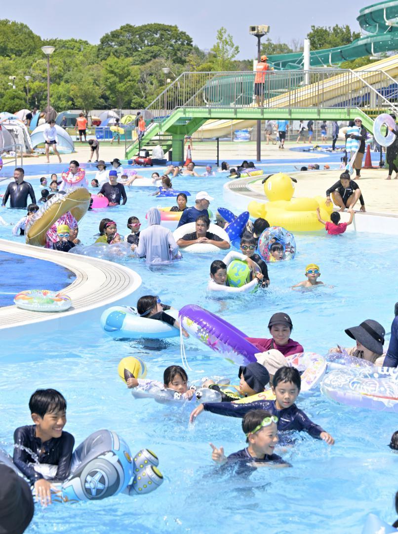 家族連れなどでにぎわう「ヒューナックアクアパーク水郷」=土浦市大岩田
