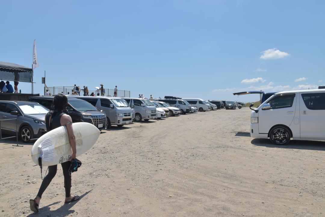 県内外から多数のサーファーが訪れる「トップサンテ下」の駐車用敷地=鉾田市上幡木

