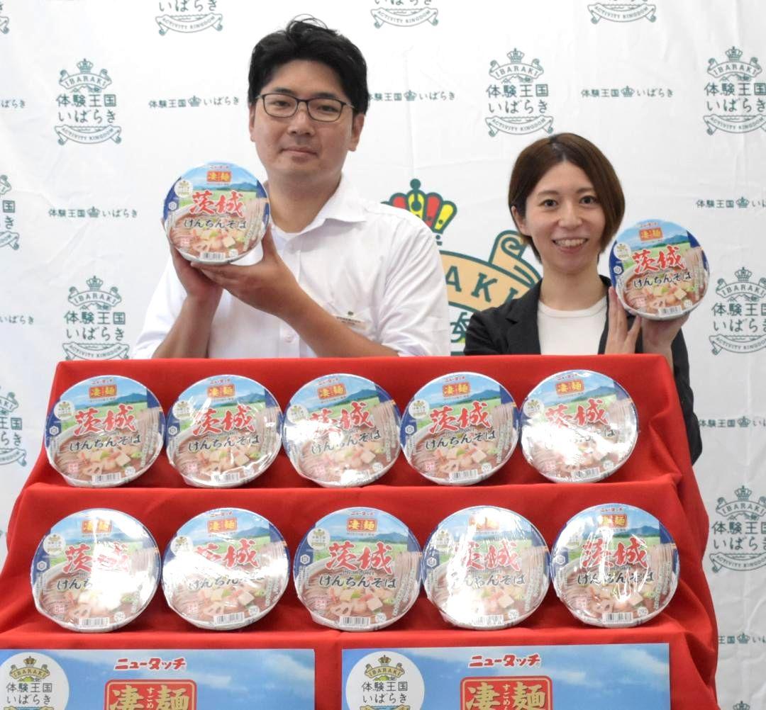 「ニュータッチ　凄麺　茨城けんちんそば」をPRするヤマダイの社員=水戸市笠原町

