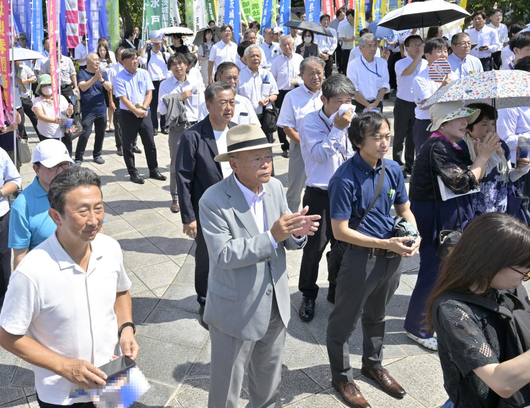 県知事選候補者の訴えを聞く有権者ら=21日午前、水戸市内(画像の一部を加工しています)