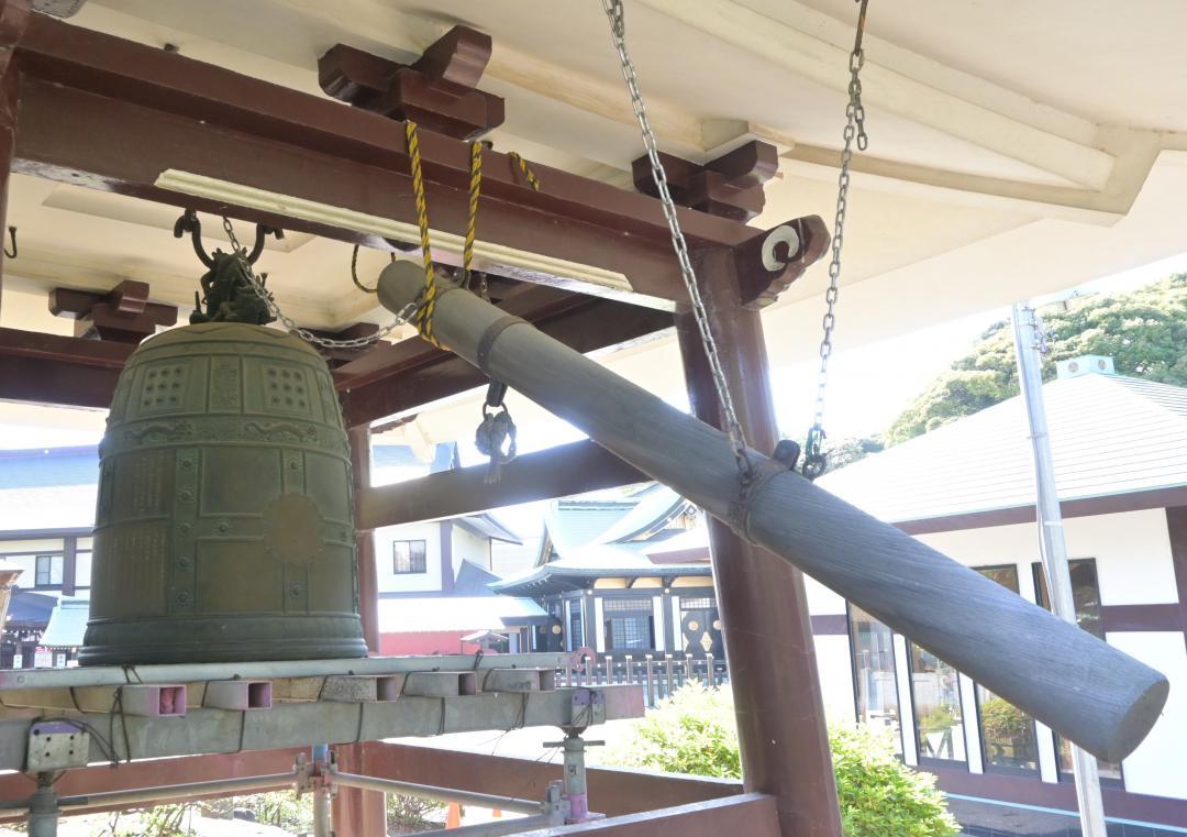 常葉山時鐘をつるす鐘楼。時鐘の下に落下防止の台を組んでいた=水戸市宮町