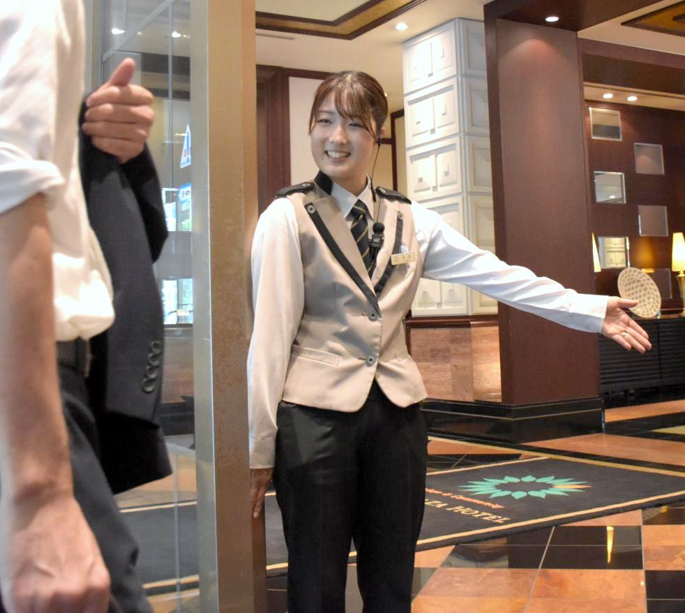 訪れた客を出迎える水戸プラザホテルの今井綾香さん=水戸市千波町