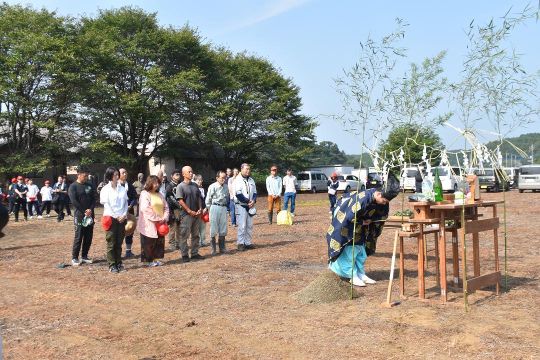 工事の安全を祈願した地鎮祭=常陸大宮市北塩子
