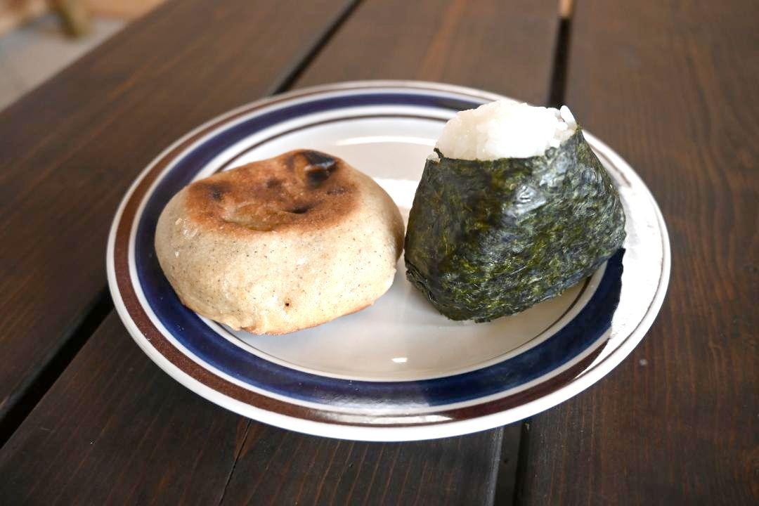 「カフェスタンド広浦」で販売しているおにぎりとおやき