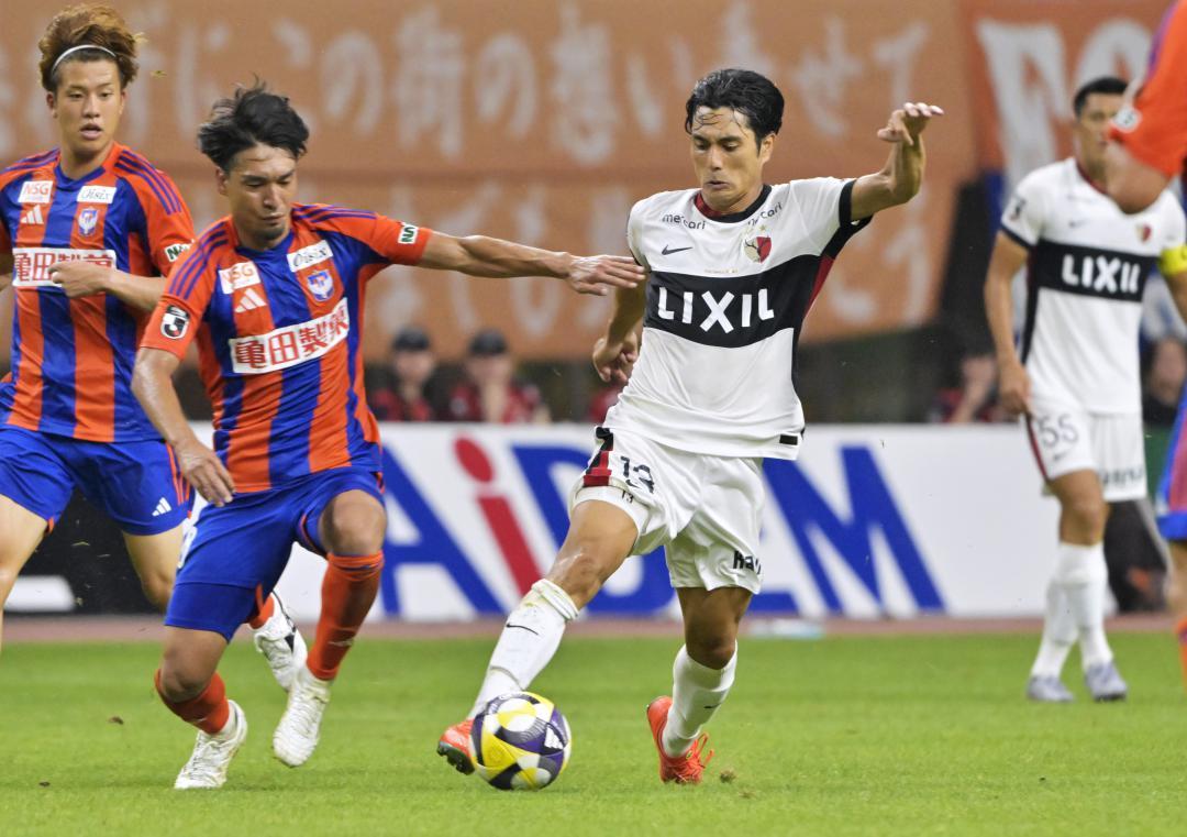 新潟-鹿島 後半36分、相手と競り合う鹿島・知念(右)=デンカビッグスワンスタジアム