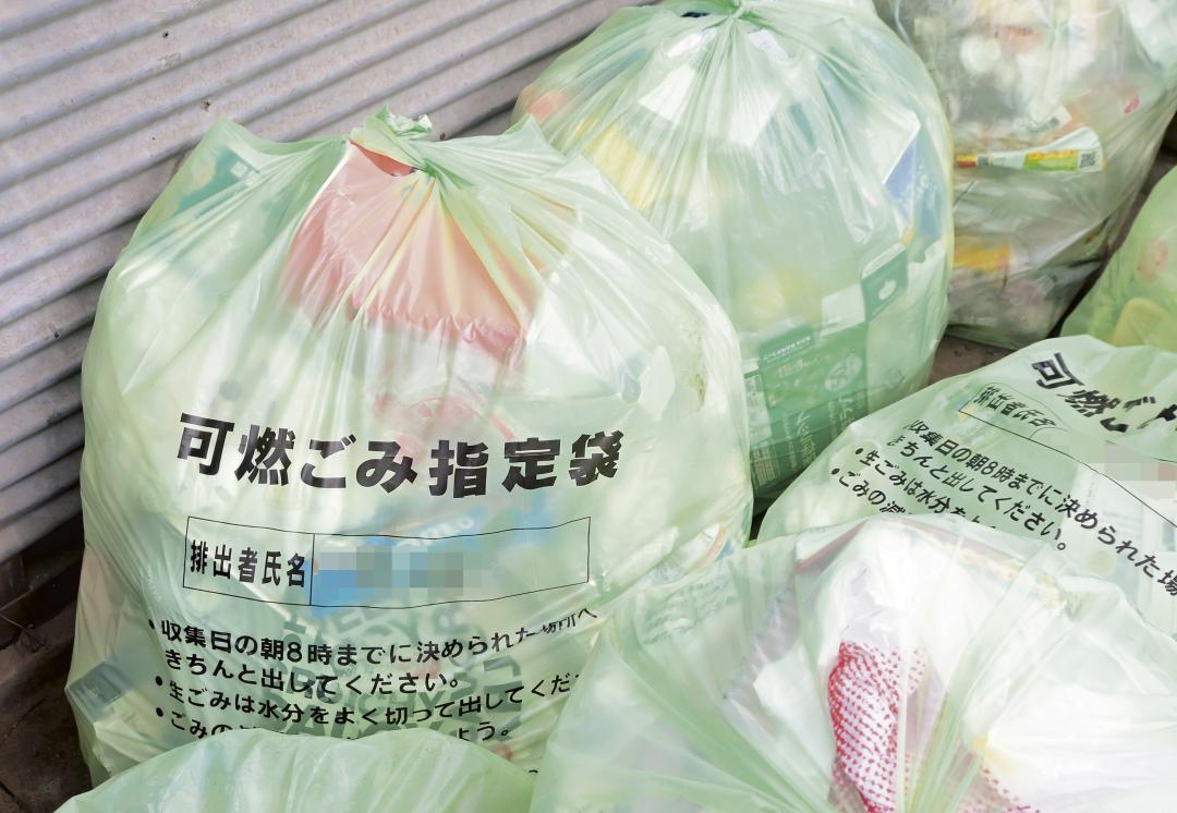 記名欄に住民の名前が書かれたごみ袋=那珂市東木倉(画像は一部加工しています)

