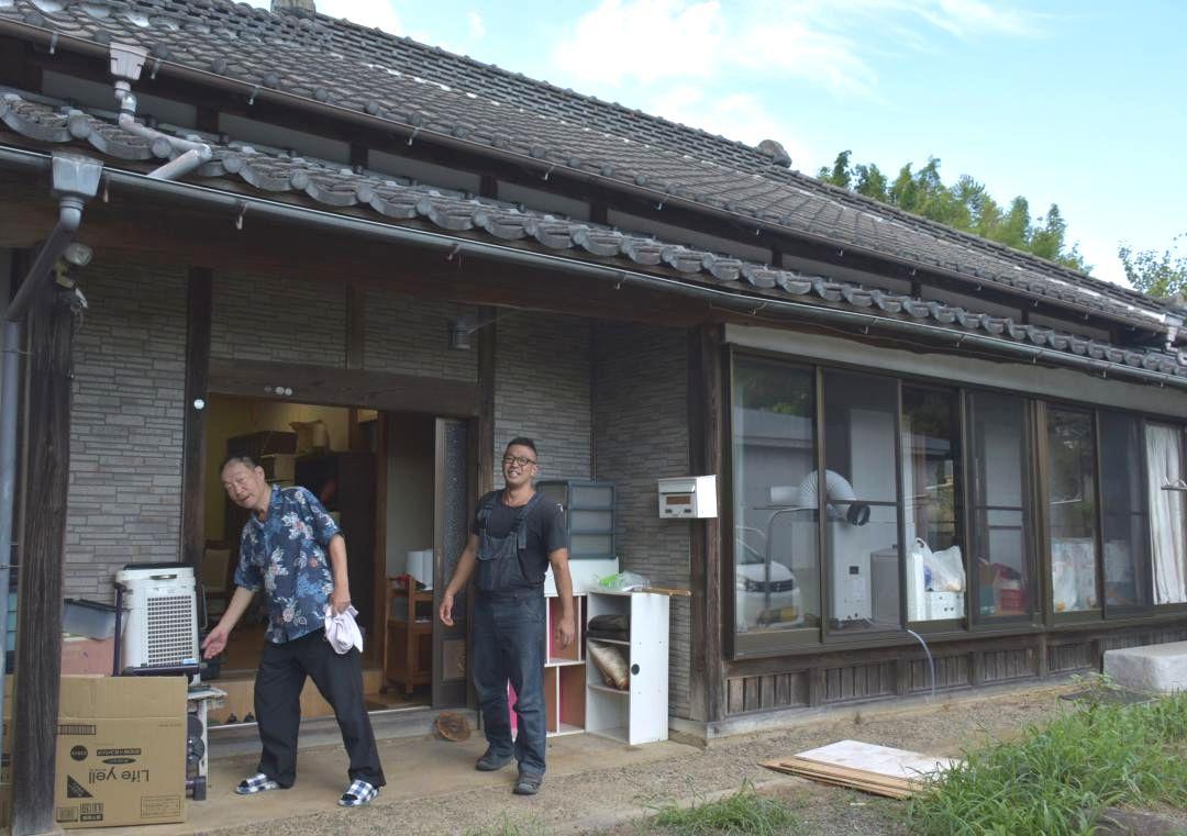 依存症の新たな支援施設「リカバリーハウス」の開所準備を進める岩井喜代仁さんと加藤功次郎さん(左から)=石岡市染谷
