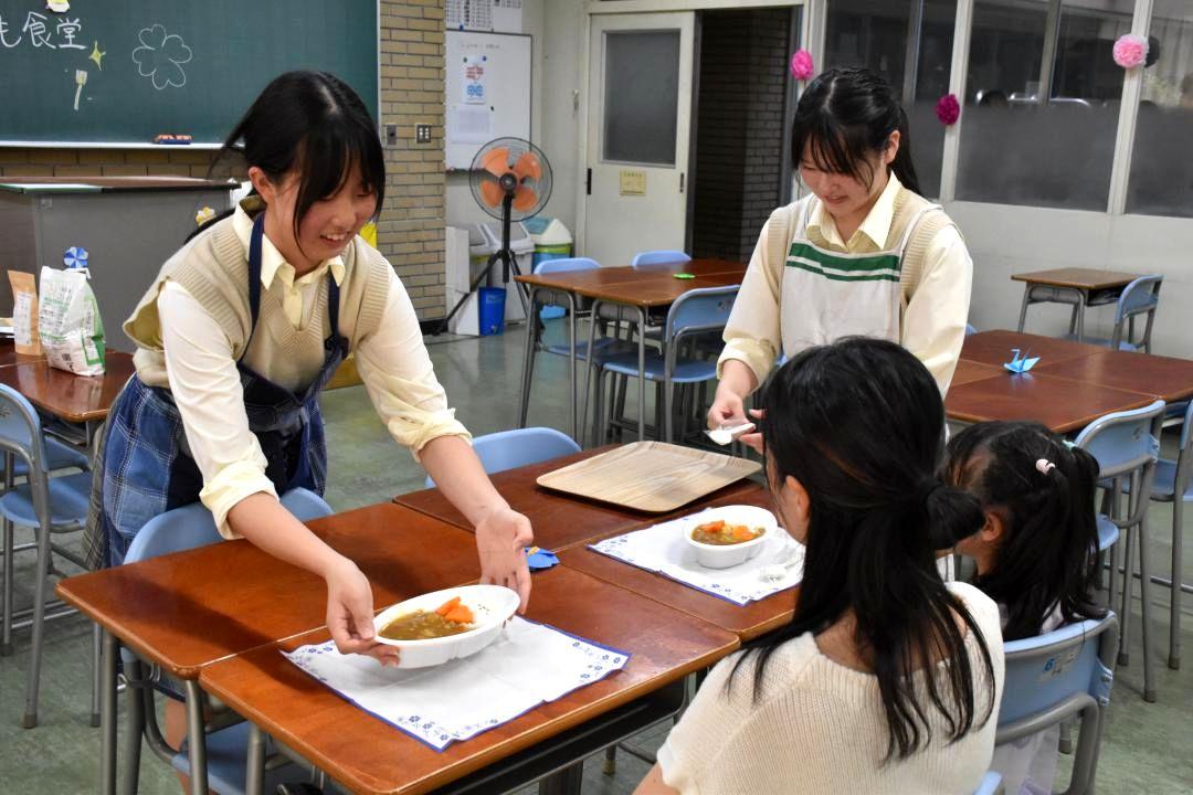 こども食堂でカレーライスを提供する土浦日大高の生徒=土浦市小松ケ丘町
