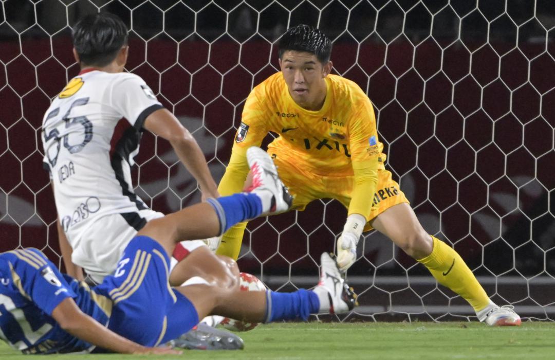 町田-鹿島 後半43分、相手のシュートを止める鹿島・早川=町田GIONスタジアム