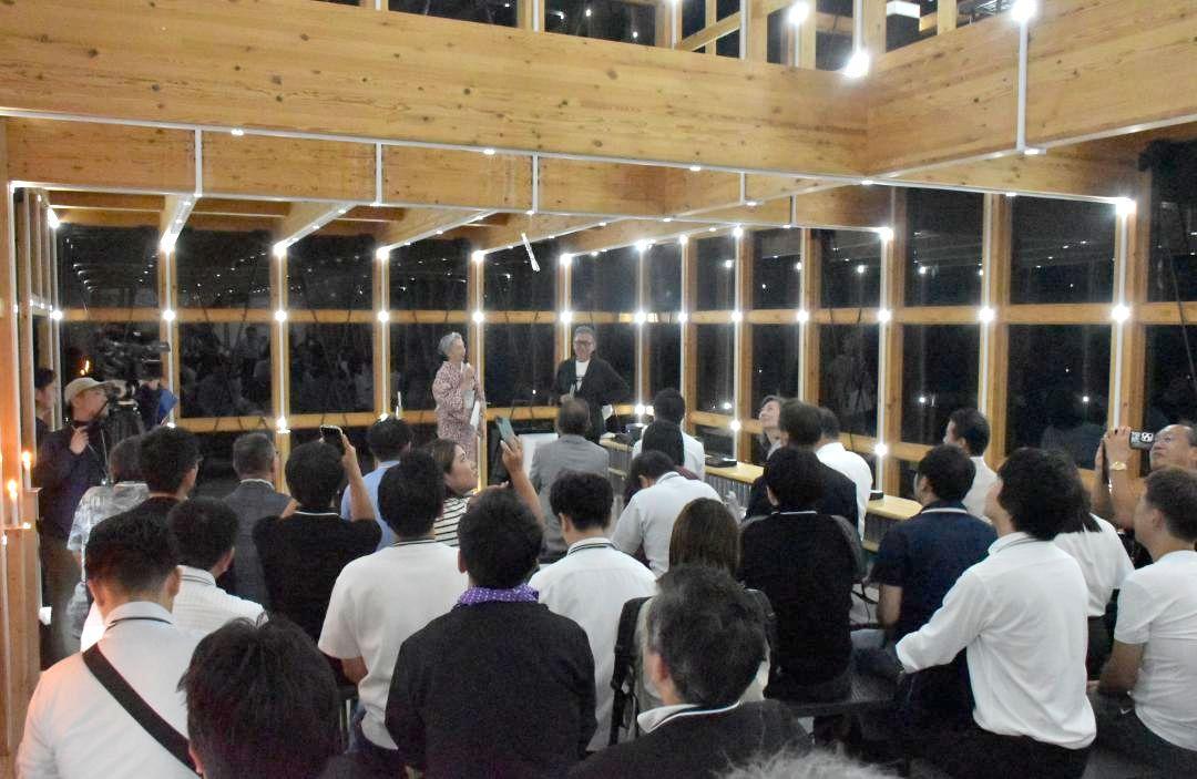 ライトアップされた「琉庵」=常陸太田市下宮河内町