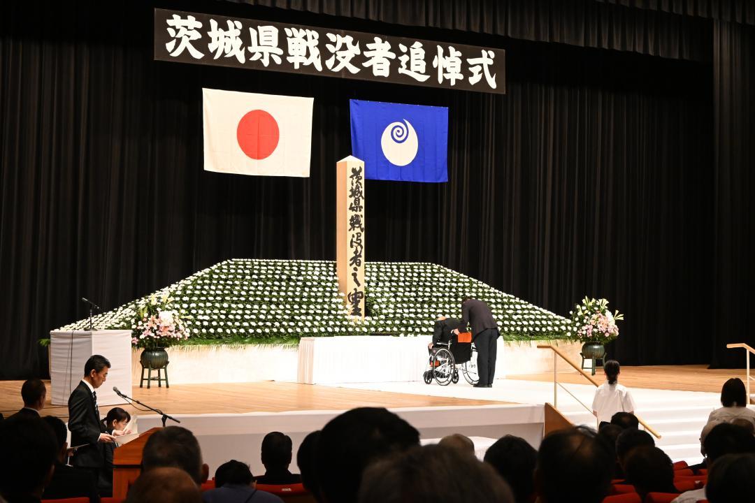 県戦没者追悼式で献花する参列者=水戸市千波町
