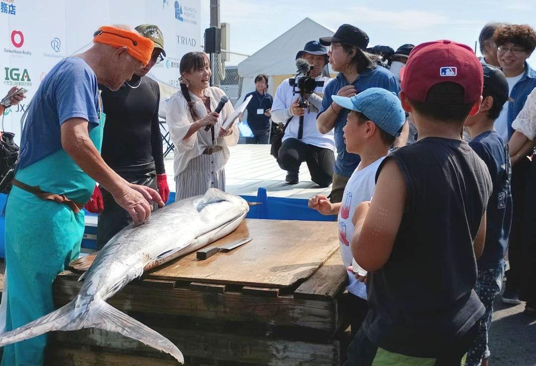 那珂湊おさかな市場で行われたカジキ解体ショー=ひたちなか市湊本町
