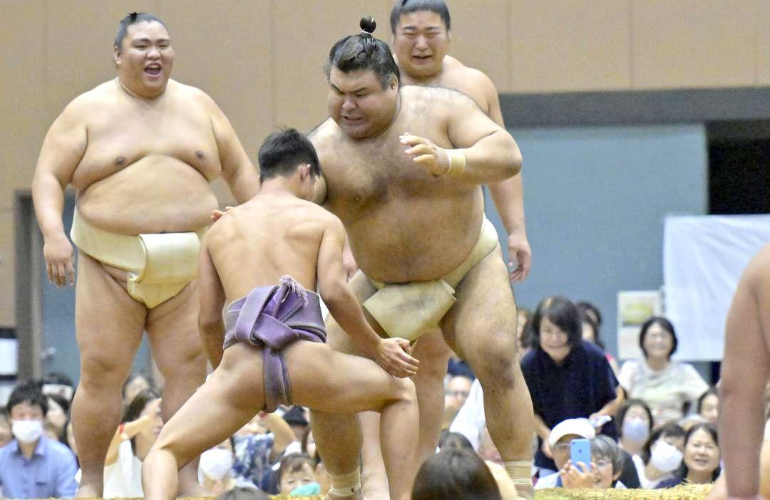 力士ふれあい会で子どもと取組をする高安関=牛久市下根町
