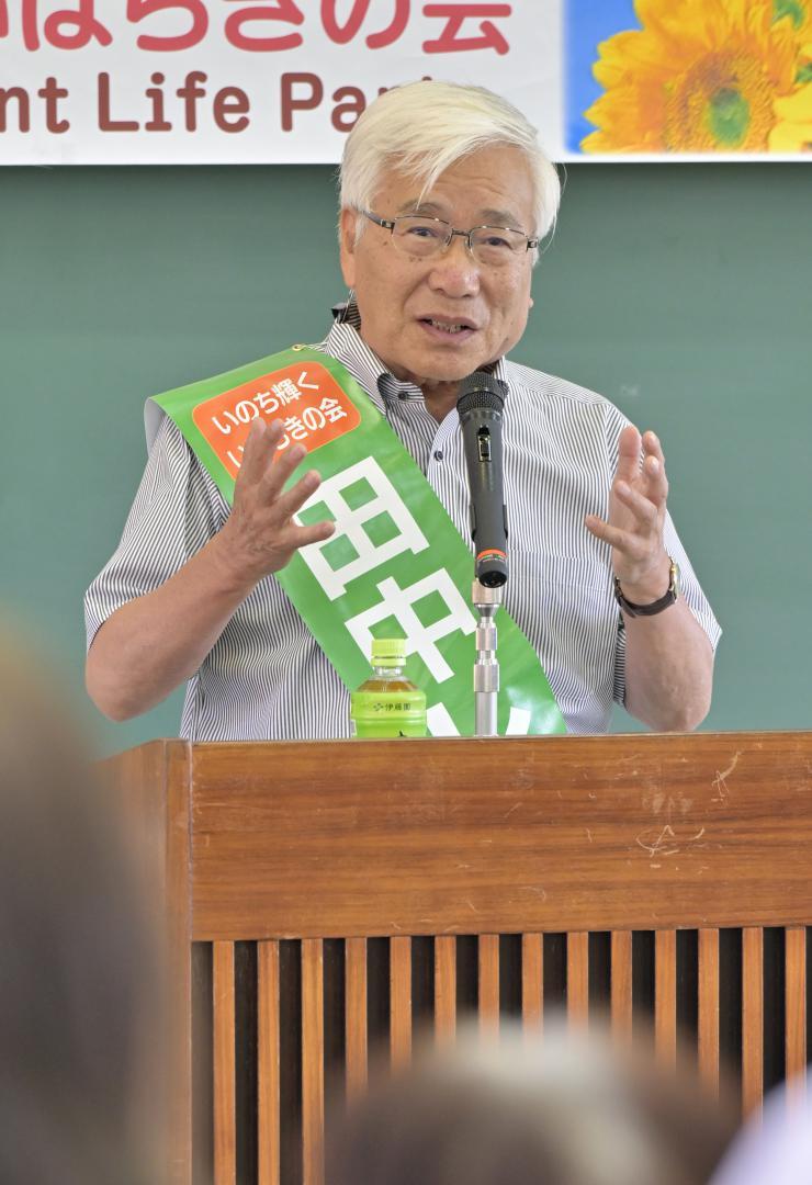 集まった支持者らに向け演説する田中重博氏=29日午後、鹿嶋市内
