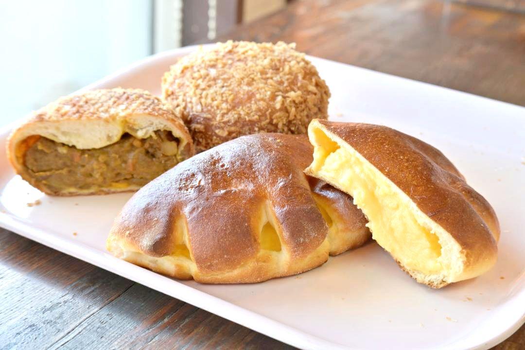 具がたっぷり詰まったクリームパン(右)とカレーパン

