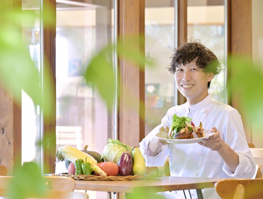 開放的な空間で旬の野菜をふんだんに使った料理が楽しめる。オーナーは江原甫さん=水戸市米沢町

