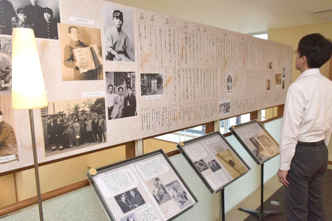 企画展「吉田正と戦争」には写真や資料が展示されている=日立市宮田町
