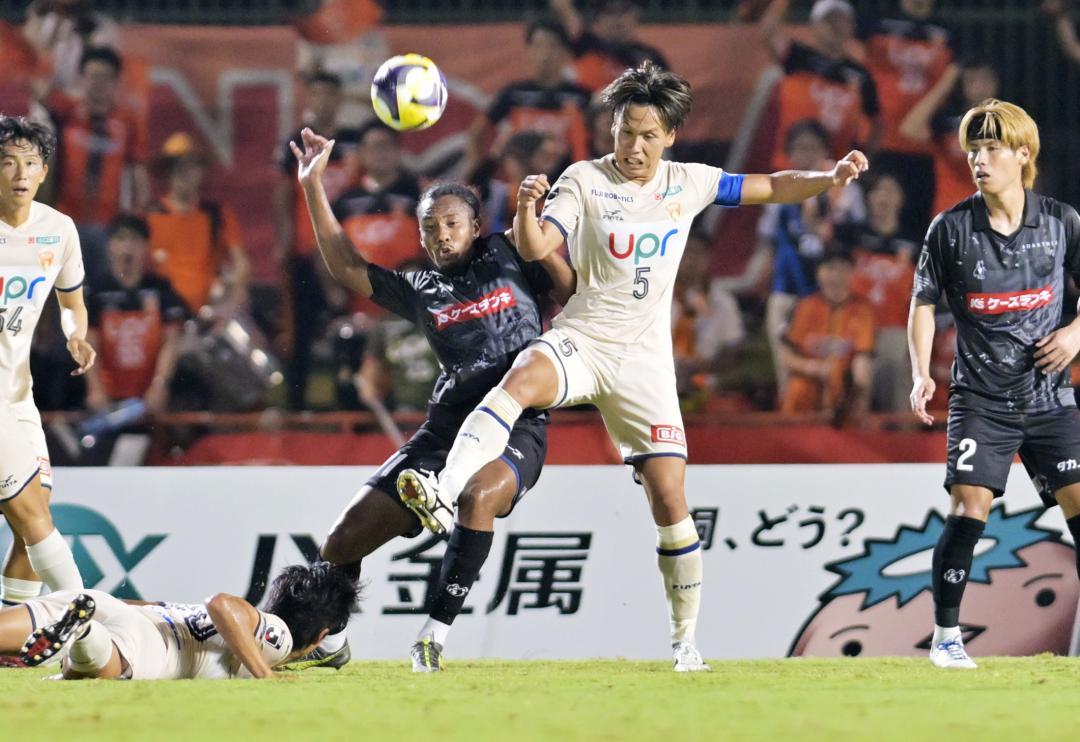 水戸-山口 後半41分、相手と競り合う水戸・フォファナマリック(右から3人目)=ケーズデンキスタジアム水戸