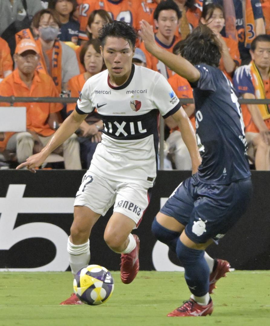 清水-鹿島 後半33分、相手の守備をかわす鹿島・松村=IAIスタジアム日本平