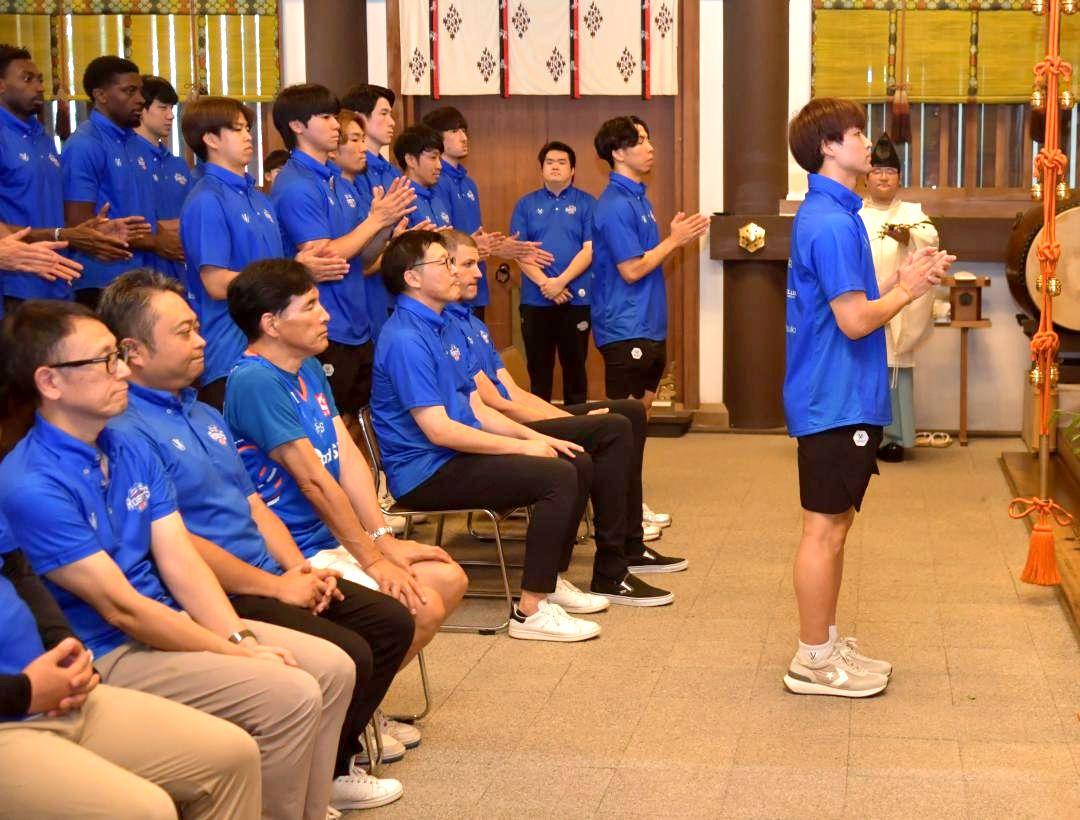 今季の必勝を祈願する長谷川暢主将(右)=水戸市常磐町の常磐神社