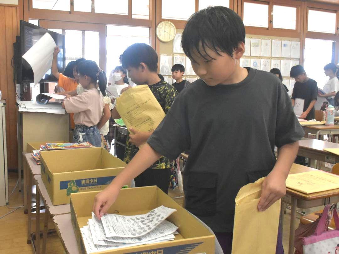夏休みの宿題を提出する児童たち=神栖市平泉

