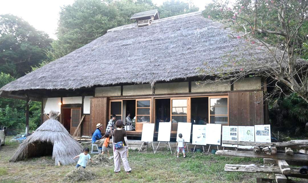 交流会が開かれた筑波大茅葺き研究拠点=石岡市小屋
