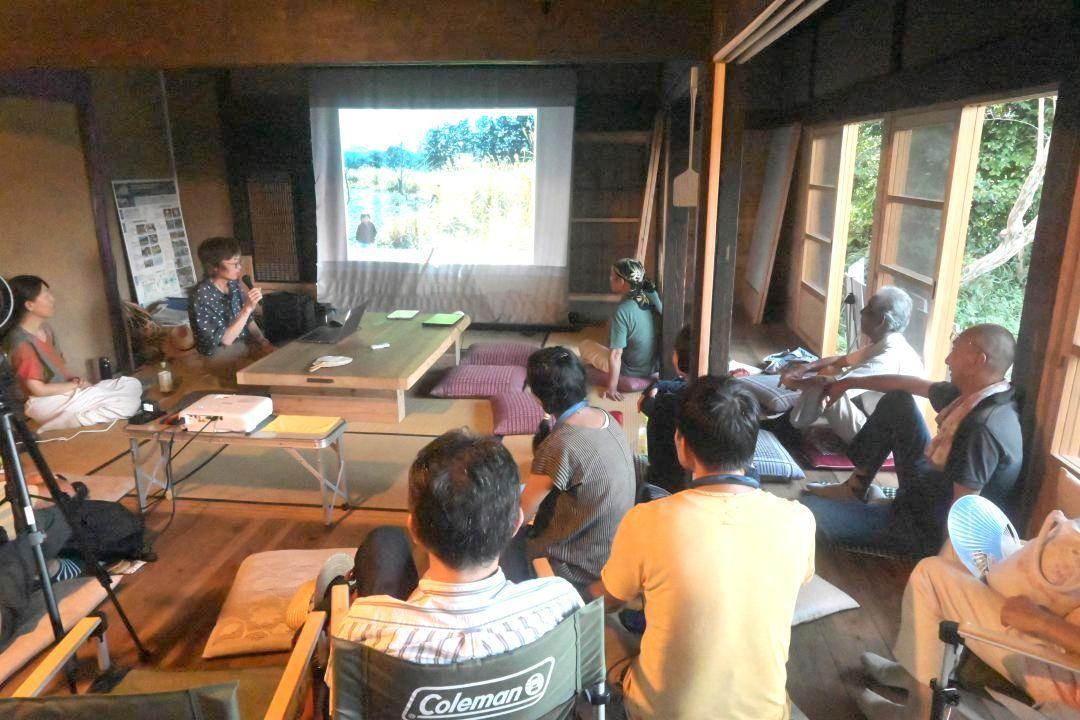 交流会で活動報告する参加者=石岡市小屋