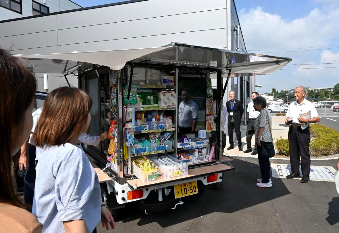 運行を始めたウエルシア薬局の移動販売車「うえたん号」=龍ケ崎市内