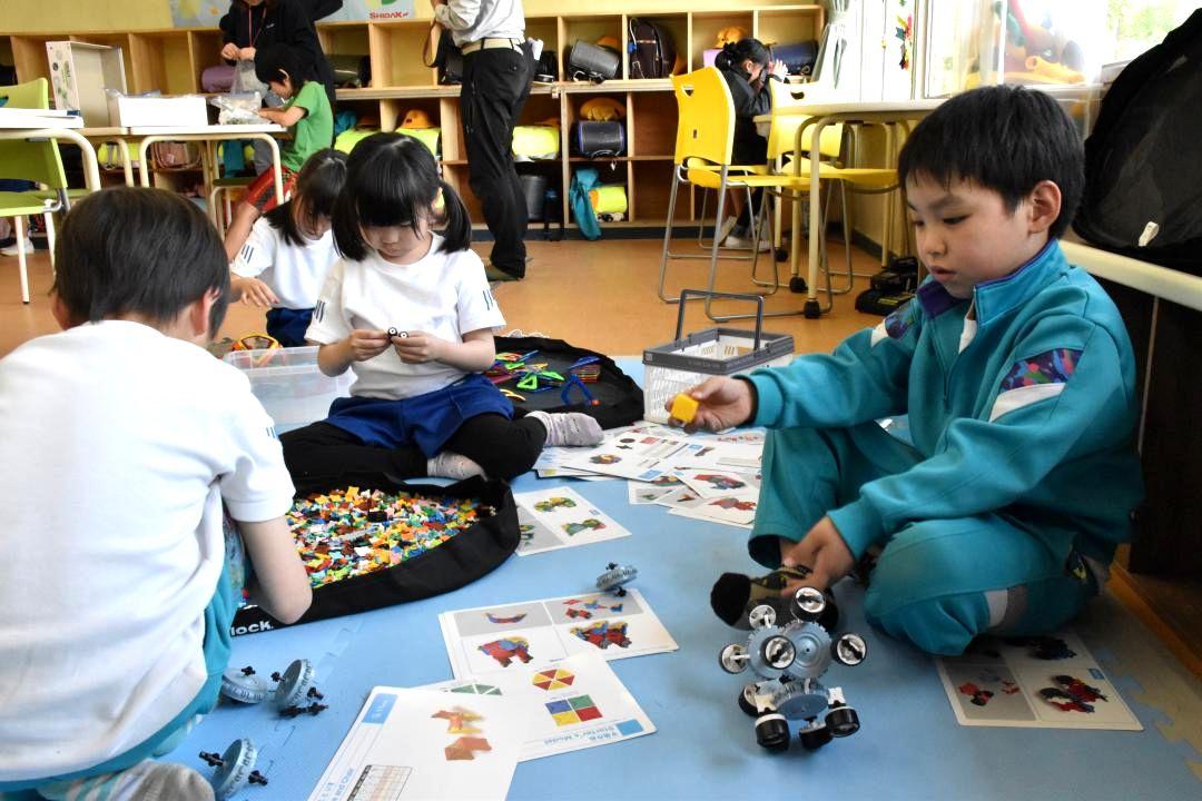 教室で思い思いに活動する児童たち=つくば市沼崎

