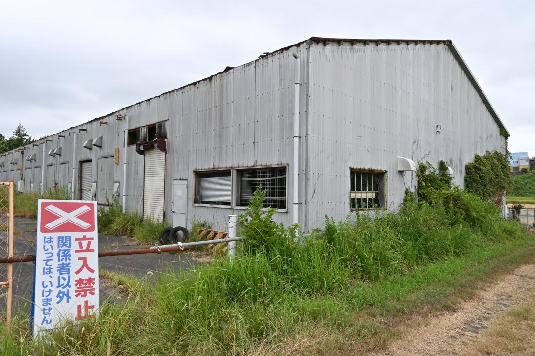 廃虚となっているキノコ工場の建物=利根町立木