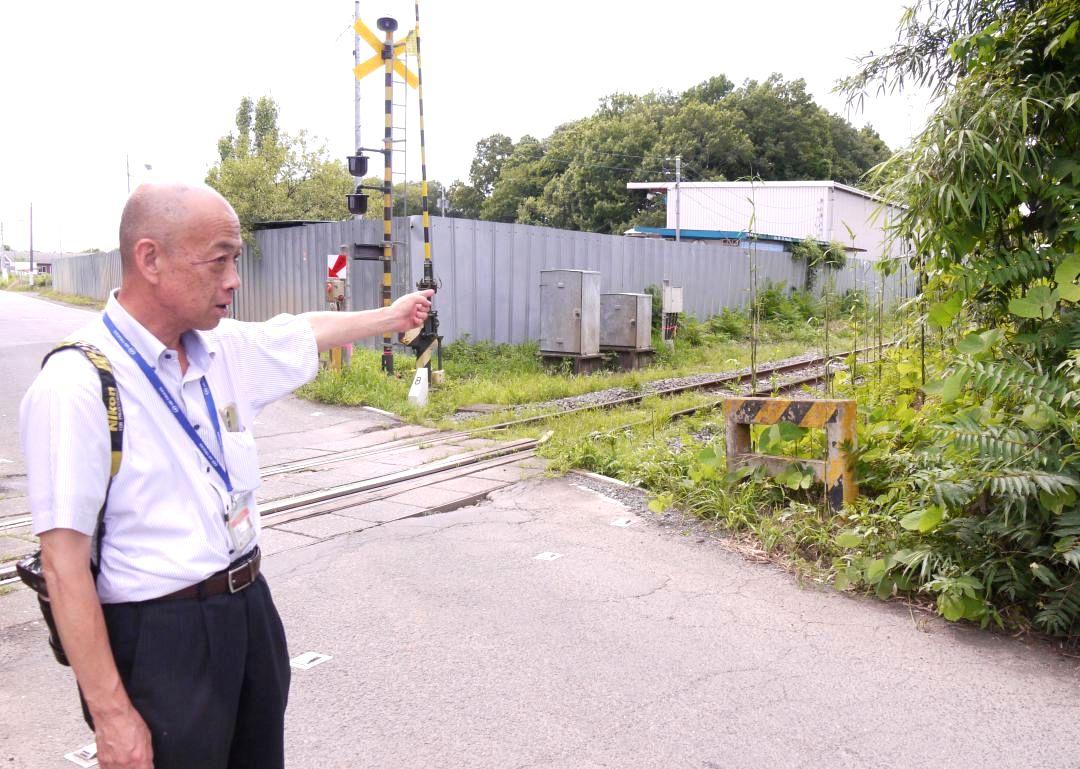 野殿停留場があったとされる場所を指す十文字義之さん=筑西市野殿
