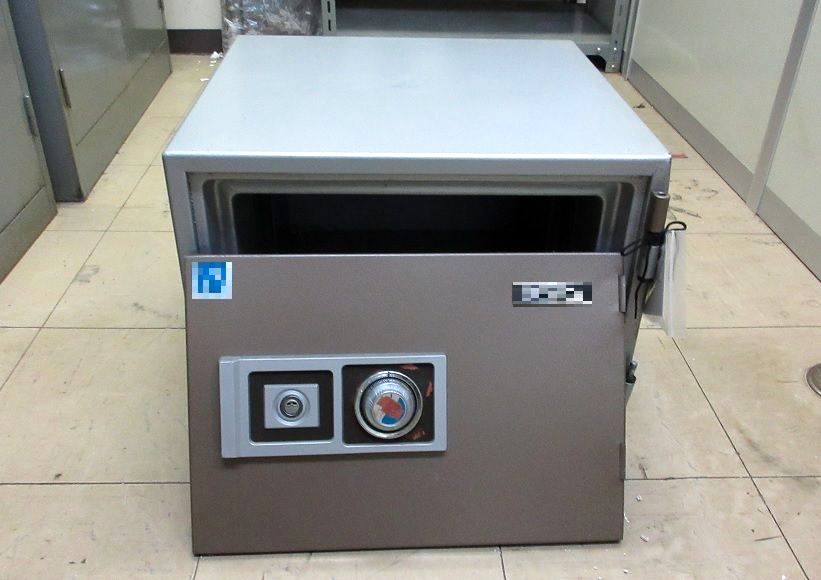 盗難被害品の金庫(県警提供)