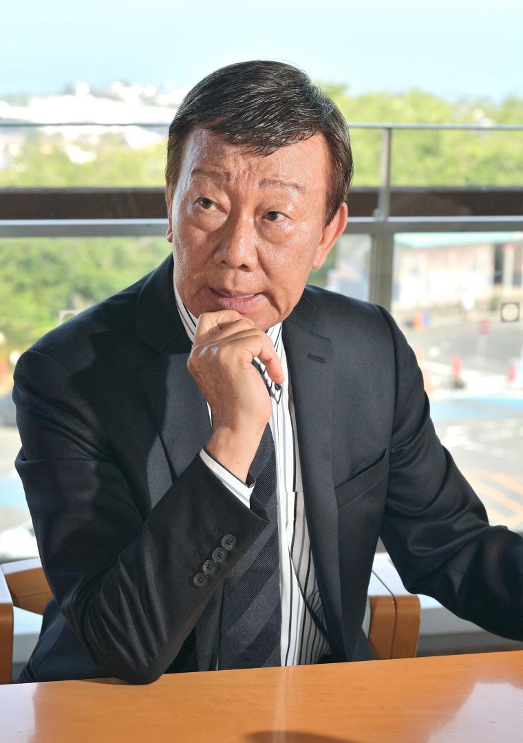 インタビューに答える橋幸夫さん=2021年6月10日、日立市宮田町の吉田正記念館