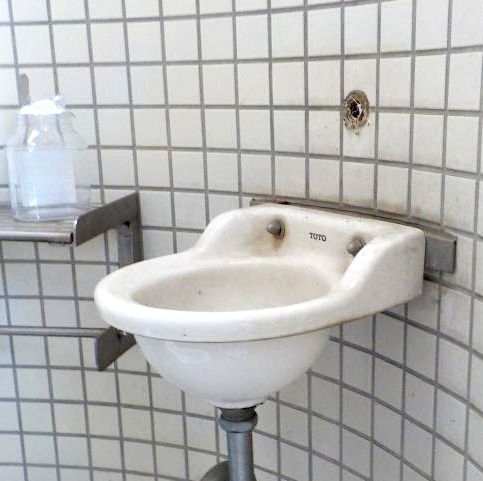 根元から根こそぎ外された水道の蛇口=4日撮影、水戸市東前町の東前梅の木街区公園(同市提供)