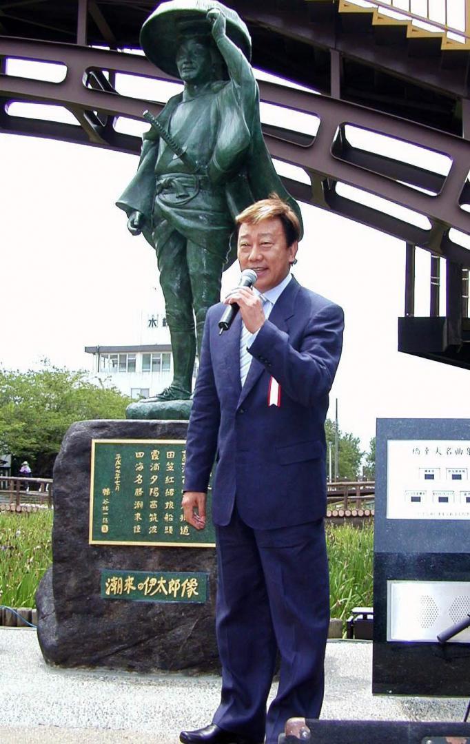 「潮来笠」の記念碑の除幕式であいさつする橋幸夫さん=2005年7月5日、潮来市あやめ
