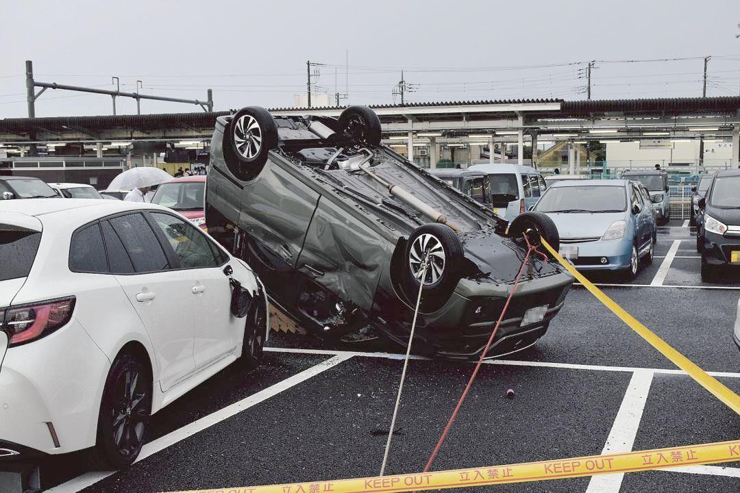 突風により駐車場内で横転した乗用車=日立市大みか町（写真の一部を加工しています）
