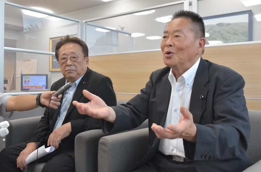 総裁選の前倒し実施要求を決め、取材に応じる海野透会長(右)と白田信夫幹事長=県議会議事堂