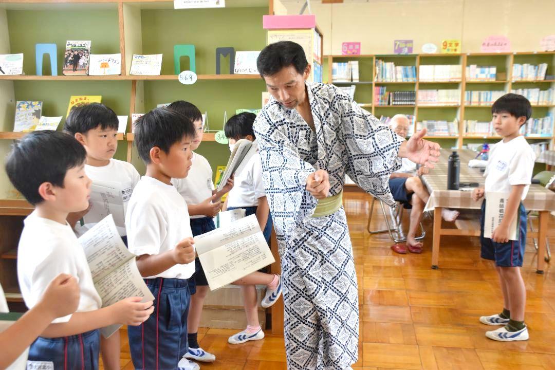 歌舞伎役者から指導を受ける大宮北小の児童=常陸大宮市東野
