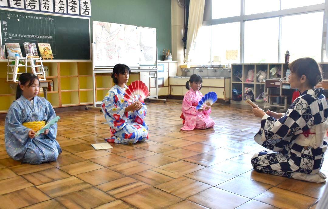 扇子の扱い方を教わる大宮北小の児童
