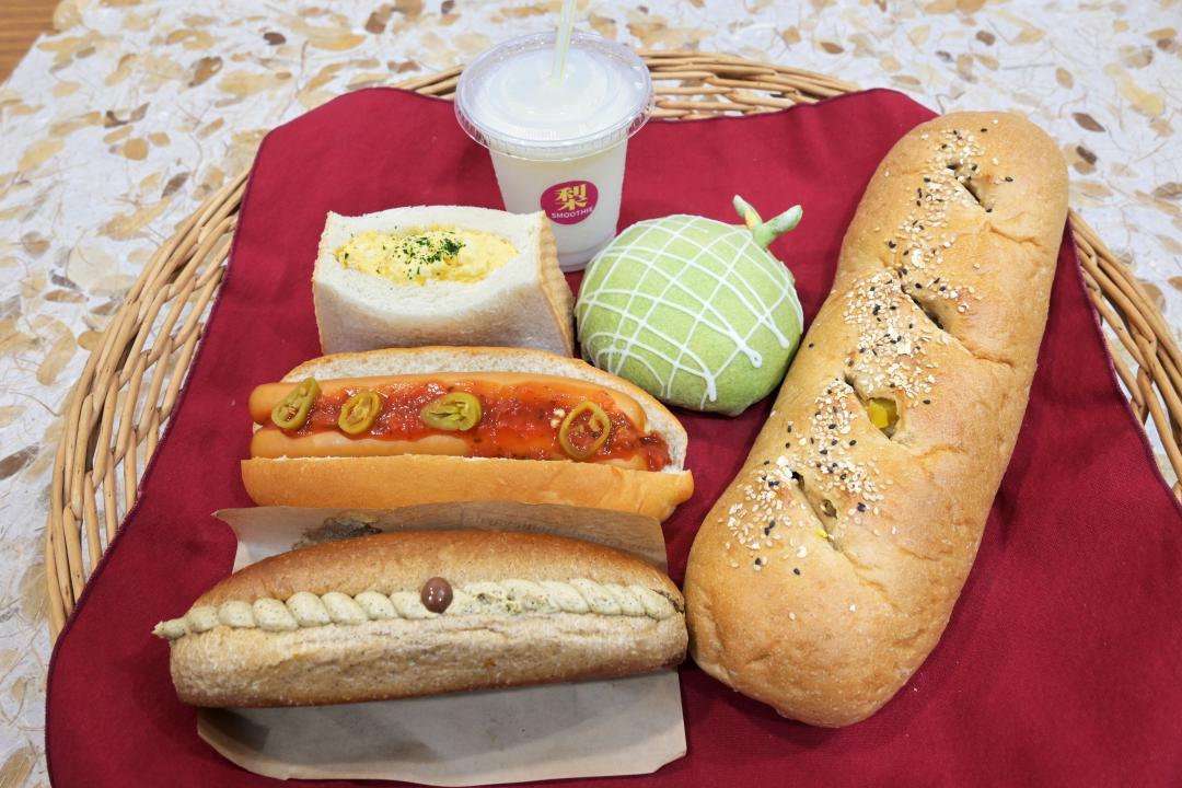 BAKERYしもんぱんの「さつまいもの玄米ブレッド」（右）