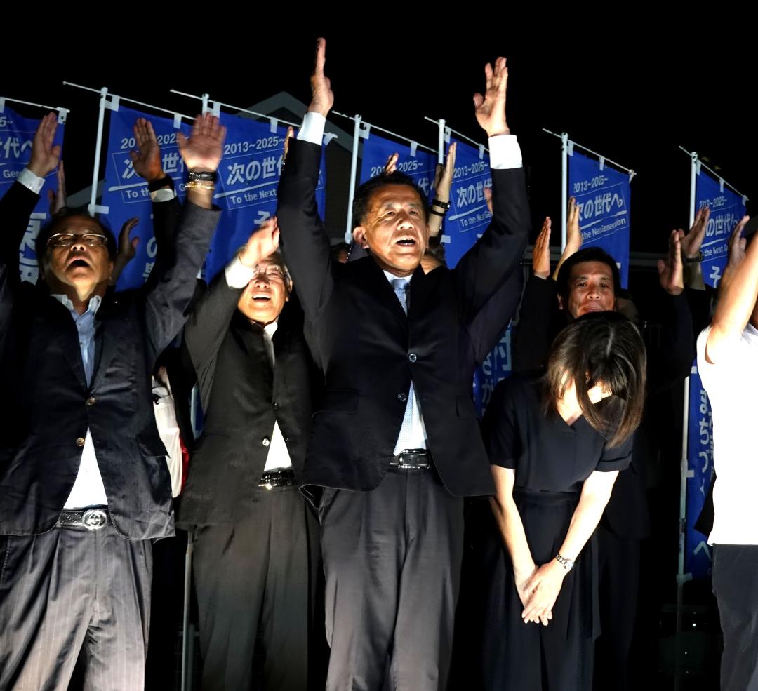 東海村長選で４選を果たし万歳三唱する山田修氏（前列中央）＝７日午後９時２６分、同村村松