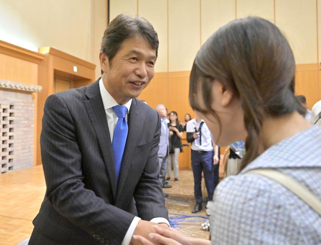 県知事選で3回目の当選が確実となり、支持者と握手を交わす大井川和彦氏=7日午後8時18分、水戸市内