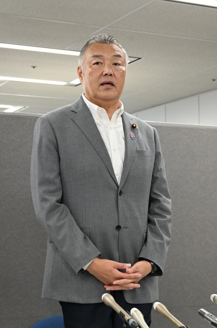 茨城維新の会の代表就任会見で、石井章前代表の公設秘書給与詐欺事件を巡り謝罪する井上英孝衆院議員=県庁
