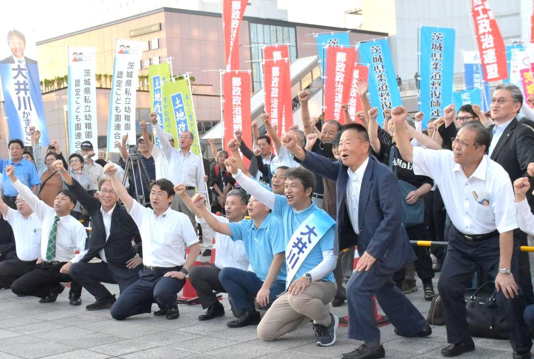 自民や公明など4政党と約400団体の支援を受け組織戦を展開した大井川和彦氏の陣営=水戸市桜川
