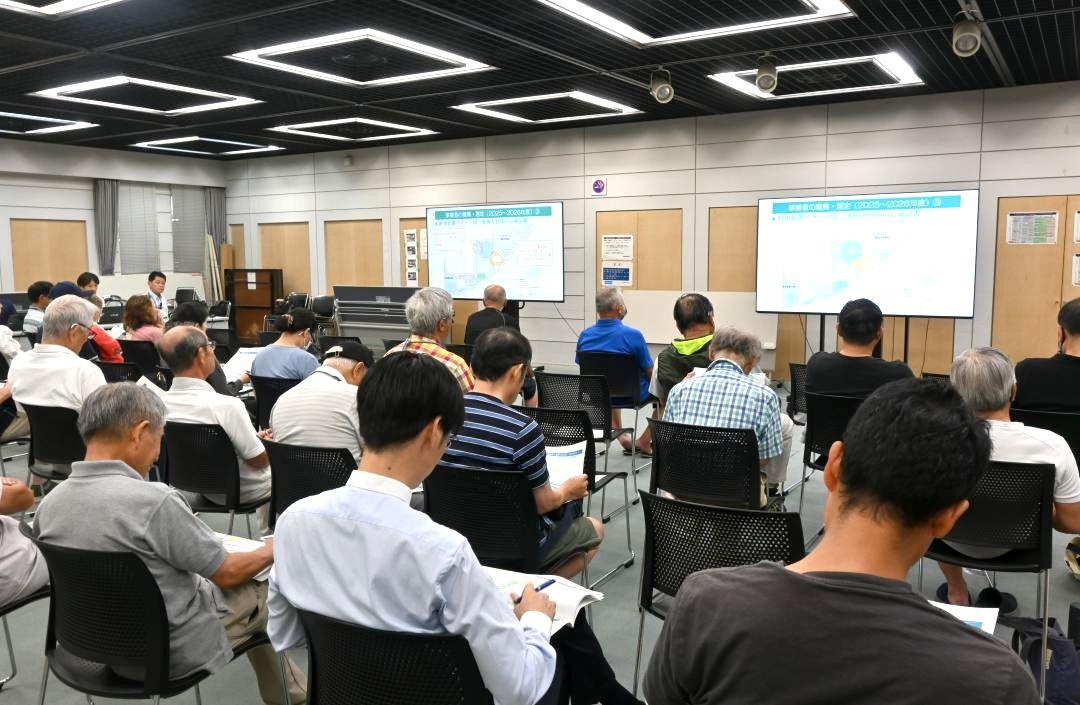 市民説明会で総合公園の構想を聞く住民ら=守谷市役所
