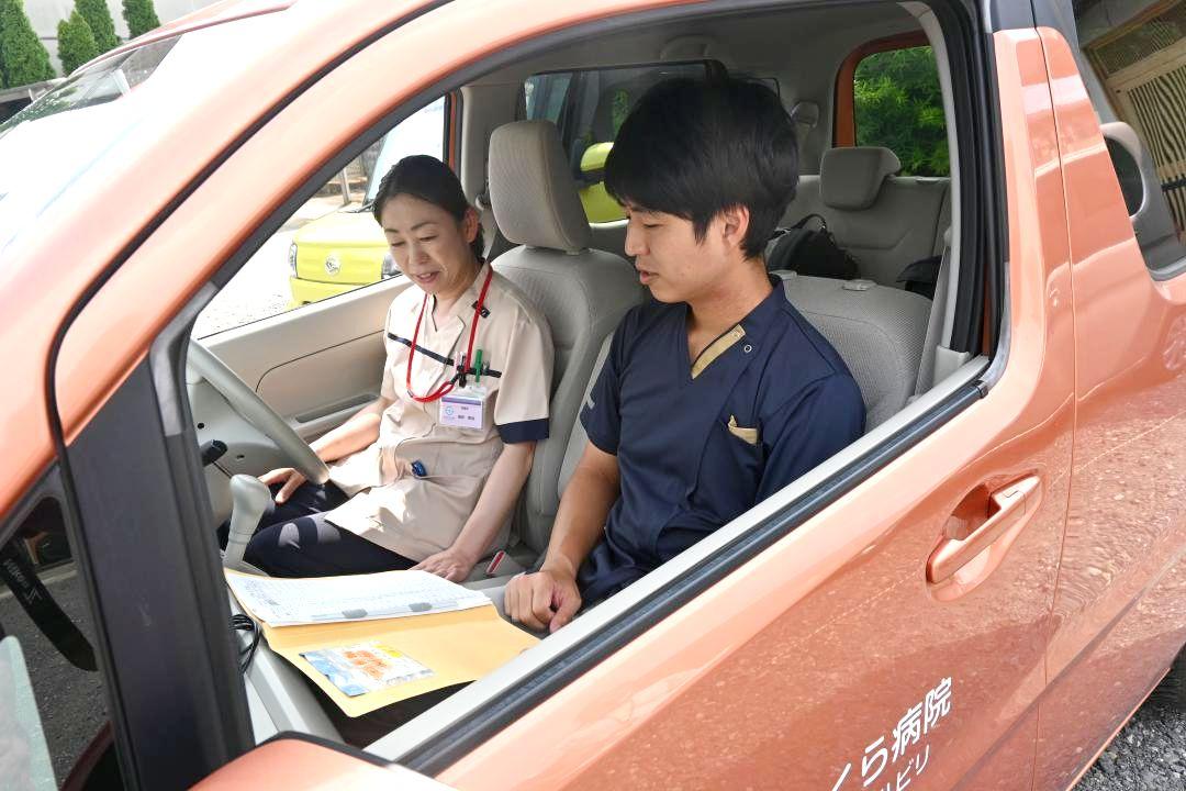 訪問診療を前に打ち合わせする小笠原雅彦医師(右)と看護師=常総市水海道森下町
