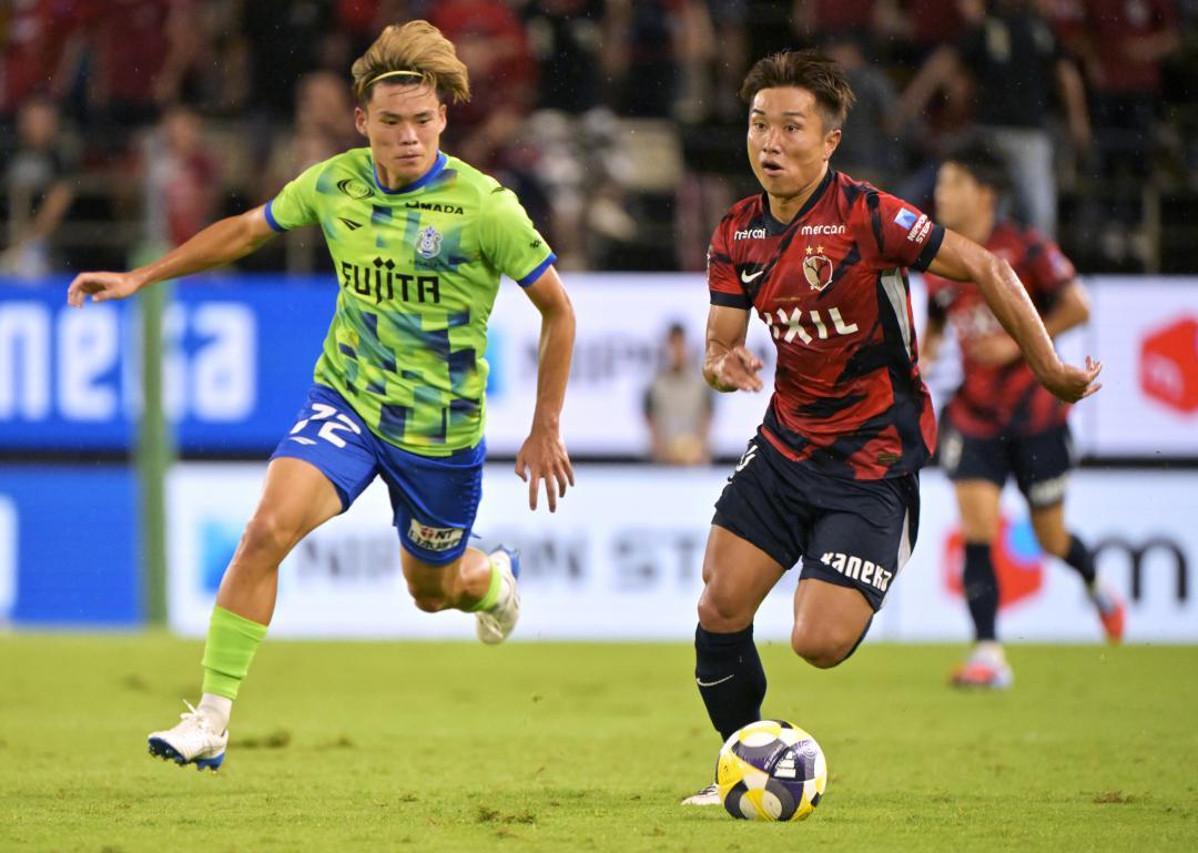 鹿島-湘南　前半27分、攻め上がる鹿島・樋口(右)=メルカリスタジアム