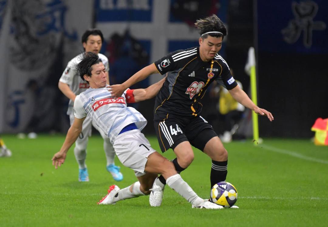 仙台-水戸　前半、相手と競り合う水戸の渡辺(左)=ユアテックスタジアム仙台
