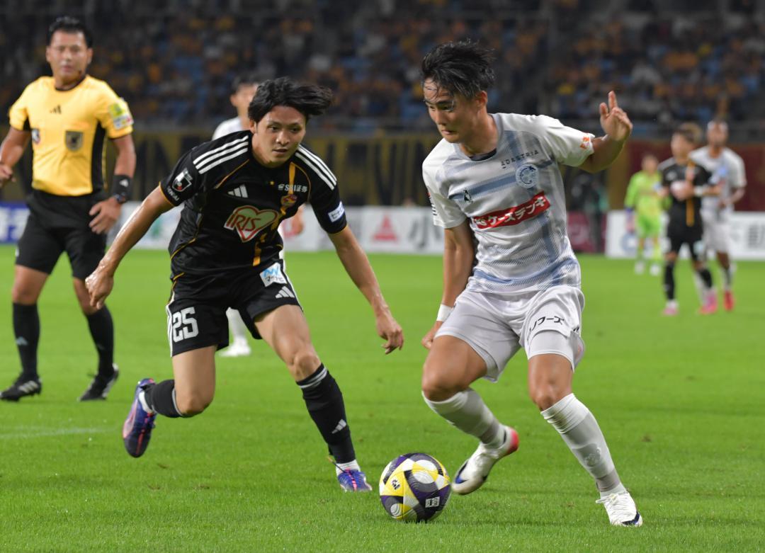 仙台-水戸　前半、ドリブルで攻め込む水戸の斎藤(右)=ユアテックスタジアム仙台