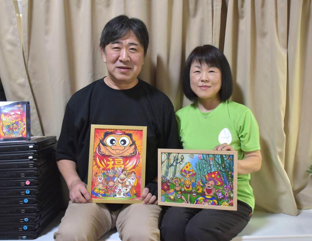 作品を手にする宮本裕司さん(左)とさゆりさん=小美玉市内
